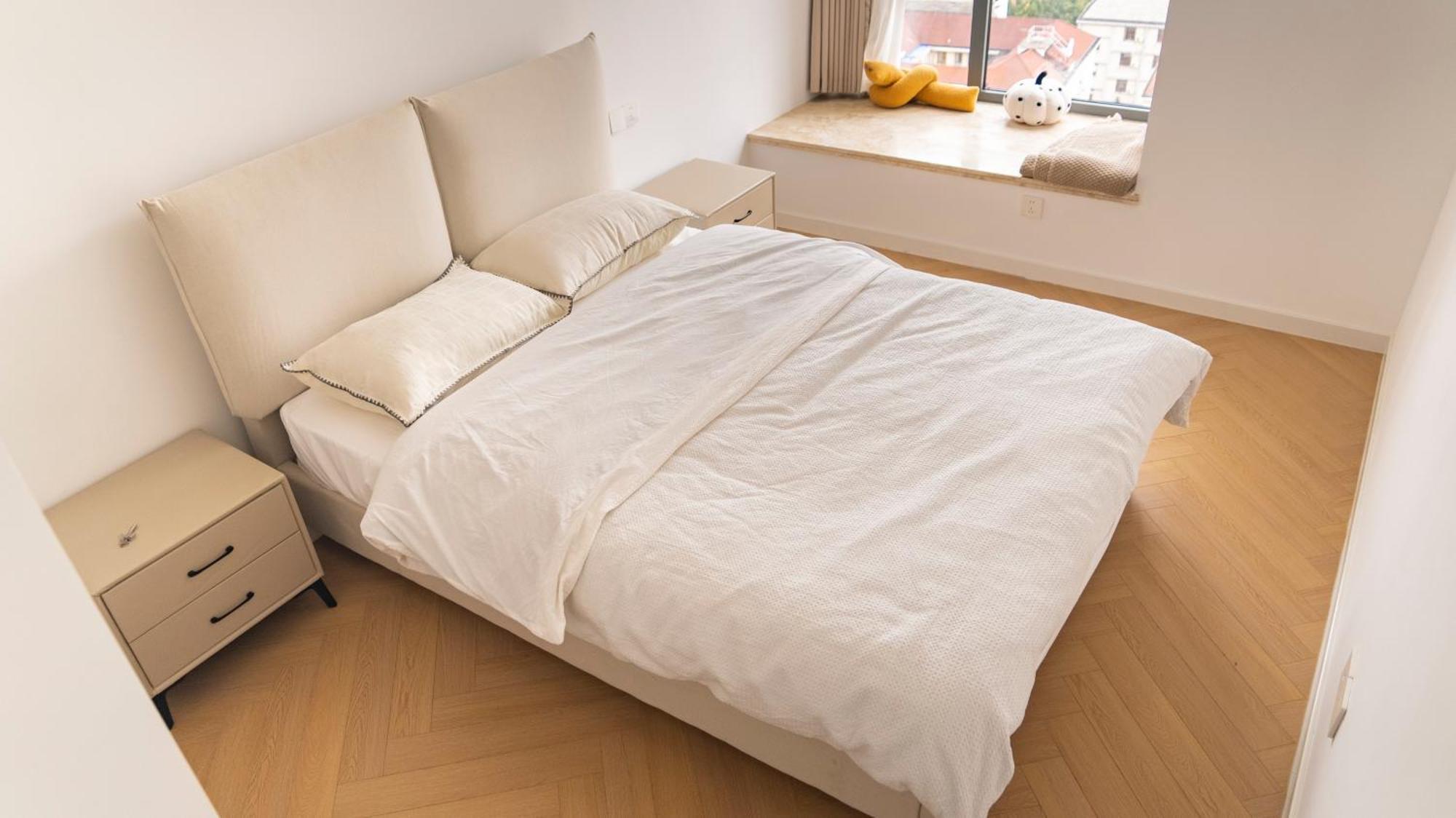 Eastern Hub - Bund Branch Quality Renovated Luxury 3bedroom, Spacious Living Fully Equipped Haiyue Garden Apartment *