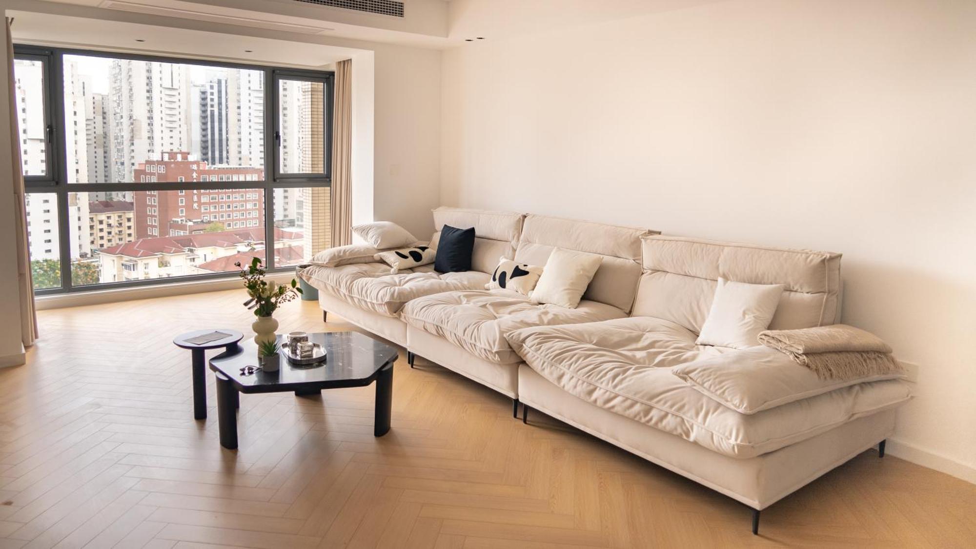 Eastern Hub - Bund Branch Quality Renovated Luxury 3bedroom, Spacious Living Fully Equipped Haiyue Garden Apartment *
