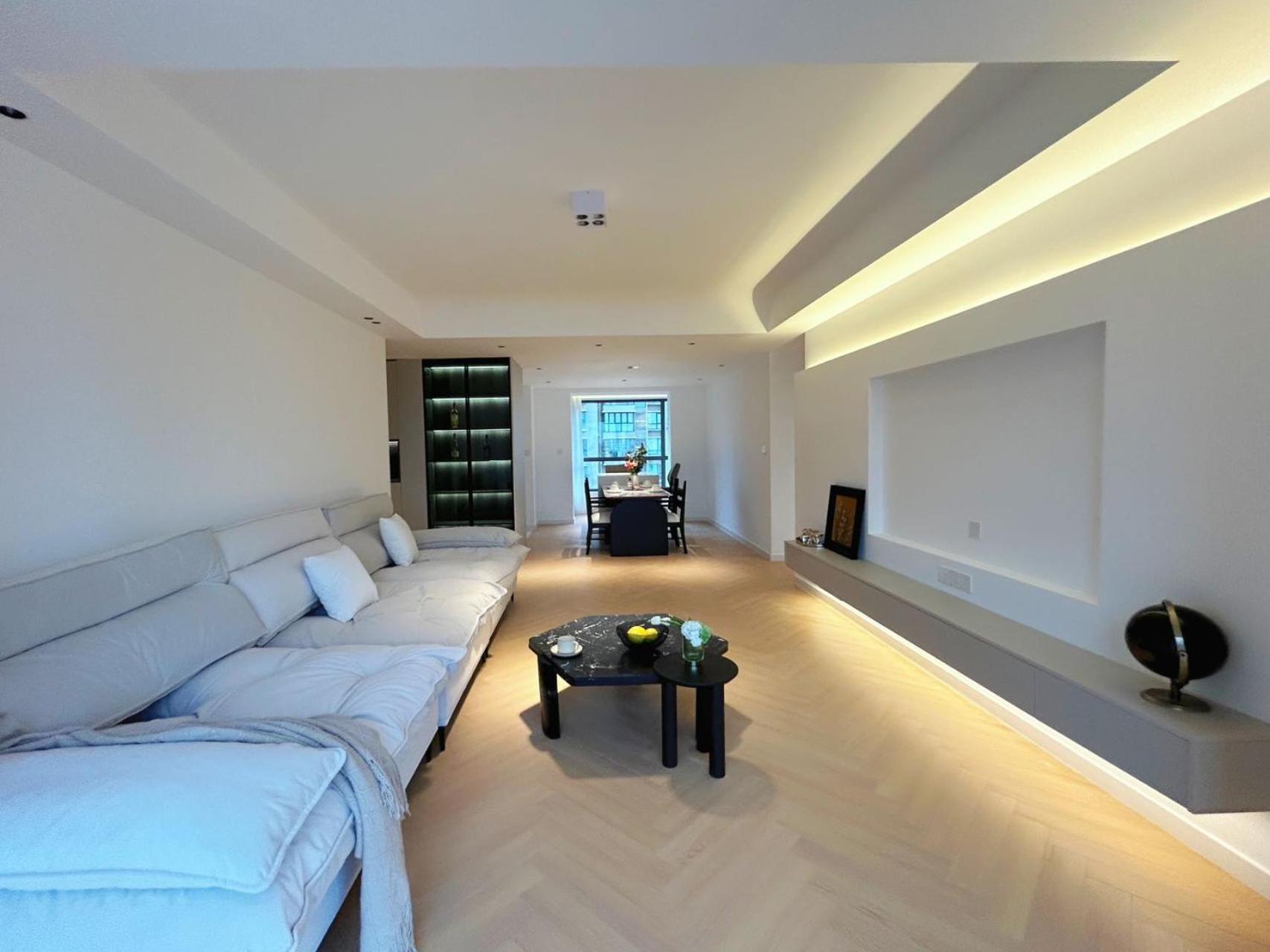 Eastern Hub - Bund Branch Quality Renovated Luxury 3bedroom, Spacious Living Fully Equipped Haiyue Garden Apartment