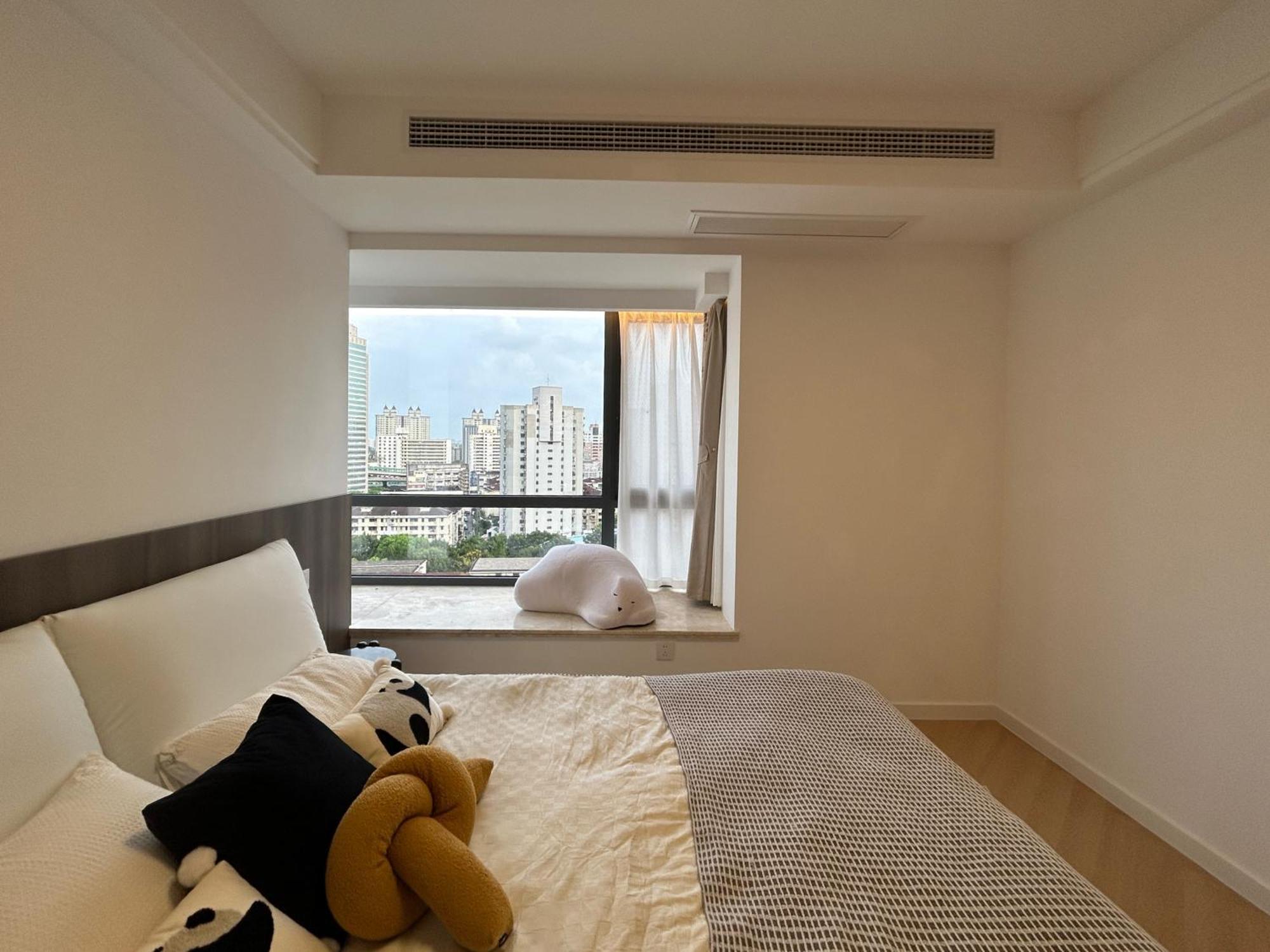 Eastern Hub - Bund Branch Quality Renovated Luxury 3bedroom, Spacious Living Fully Equipped Haiyue Garden Apartment *