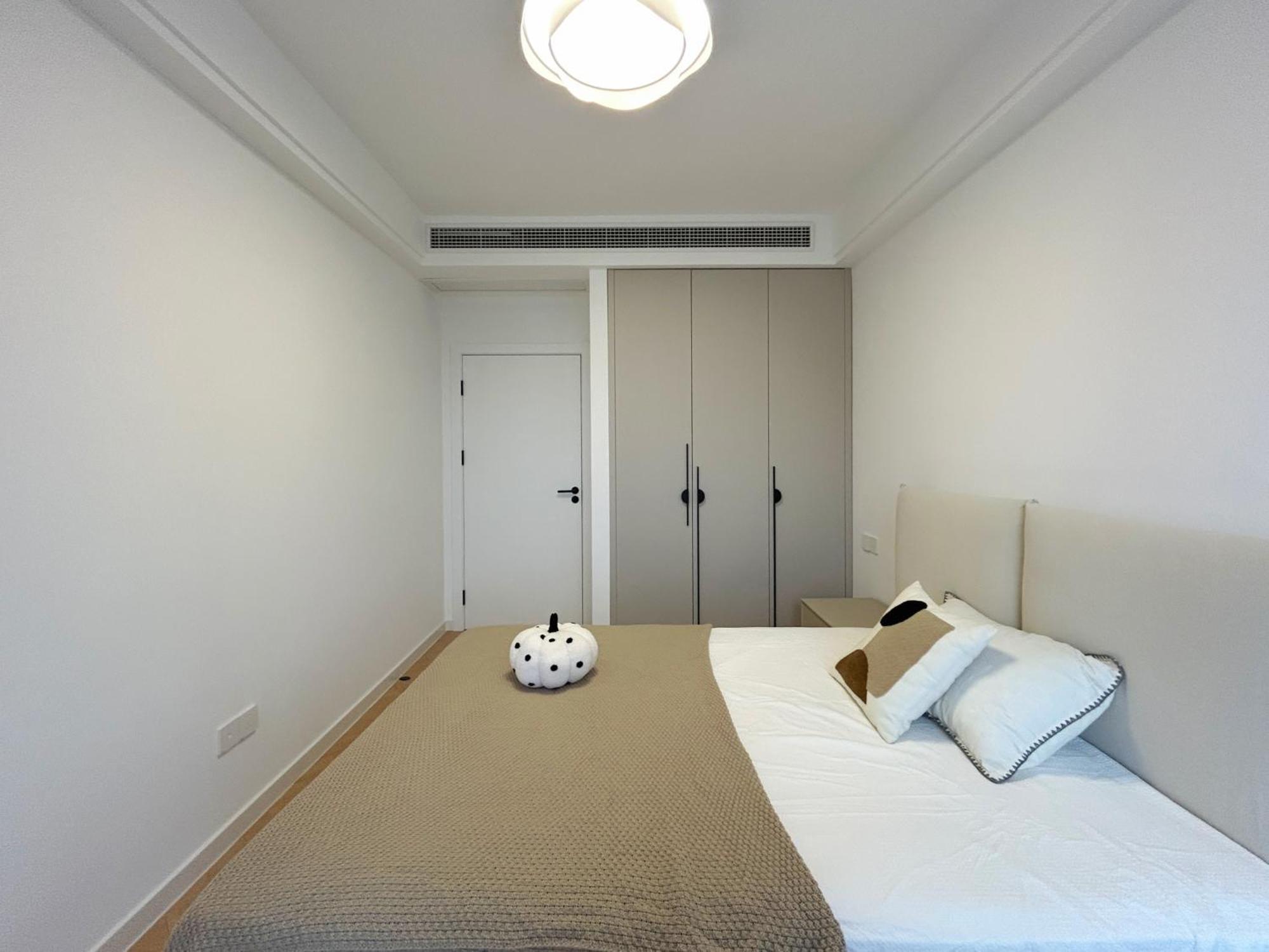 Eastern Hub - Bund Branch Quality Renovated Luxury 3bedroom, Spacious Living Fully Equipped Haiyue Garden Apartment