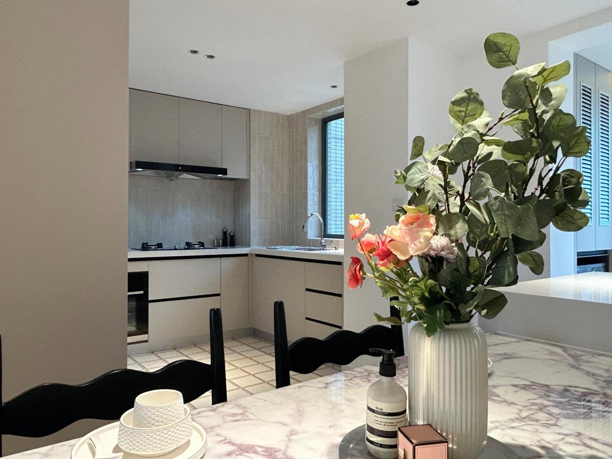 Eastern Hub - Bund Branch Quality Renovated Luxury 3bedroom, Spacious Living Fully Equipped Haiyue Garden Apartment